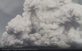 Un fermo immagine tratto da un video Tonga Geological Services distribuito dall'AFP del 17 gennaio mostra l'eruzione vulcanica a Tonga e l'enorme nuvola di cenere che copre l'isola provocando il fenomeno che ha innescato uno tsunami nel Pacifico.
ANSA/AFP EDITORIAL USE ONLY NO SALES