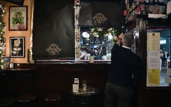 DUBLIN, IRELAND - DECEMBER 20: The blinds are pulled down early inside the Temple Bar on December 20, 2021 in Dublin, Ireland. The new rules, which last until January 30, require hospitality venues to shut nightly at 8pm, in an effort to curb the spread of Covid-19 and its highly contagious Omicron variant. (Photo by Charles McQuillan/Getty Images)