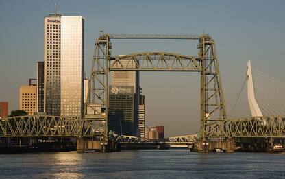 Olanda, smontare ponte storico per far passare yacht Bezos? È polemica