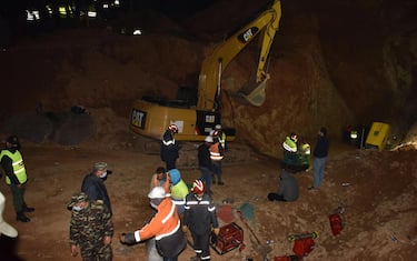 epa09729006 Moroccan emergency services teams work on the rescue of a child named Reyan, five, out of a well into which he fell on 01 February, in the region of Chefchaouen near the city of Bab Berred, Morocco, 04 February 2022.  EPA/Jalal Morchidi