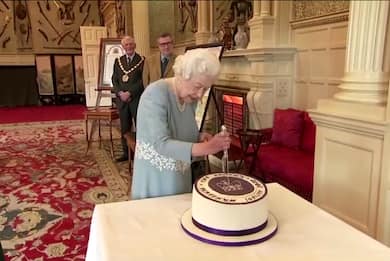 Regina Elisabetta, il taglio della torta per i 70 anni di regno