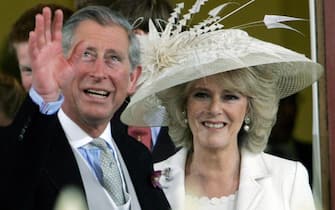 Windsor, UNITED KINGDOM:  Britain's Prince Charles (L) and new wife Camilla wave to the crowd as they leave the Guildhall in Windsor after their civil wedding ceremony, 09 April 2005. The couple will later have their wedding blessed at Windsor Castle's St. George's Chapel. AFP PHOTO/TIM OCKENDEN/WPA POOL/PA  (Photo credit should read TIM OCKENDEN/AFP via Getty Images)