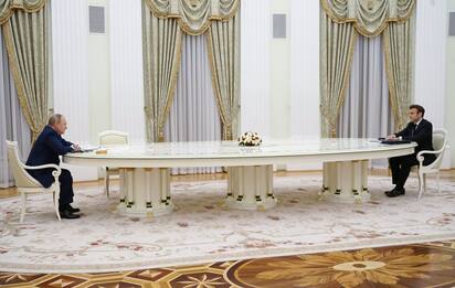 Perché Macron e Putin erano seduti a sei metri di distanza?