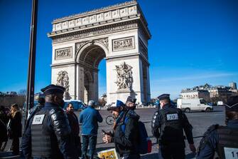 epa09749450 French police officers secure the Arc de Triomphe Place to prevent an expected 'Freedom Convoy' protest on the Champs Elysee in Paris, France, 12 February 2022. Paris police have prohibited the convoy, as announced by the capital's prefect on 10 February. A series of convoy demonstrations has been taking place in France to call for the lifting of all Covid-19-related restrictions and mandates, in light of the ongoing protest in Canada, where truck drivers have been rallying against the government-imposed mandatory Covid-19 vaccine to enter the country.  EPA/CHRISTOPHE PETIT TESSON