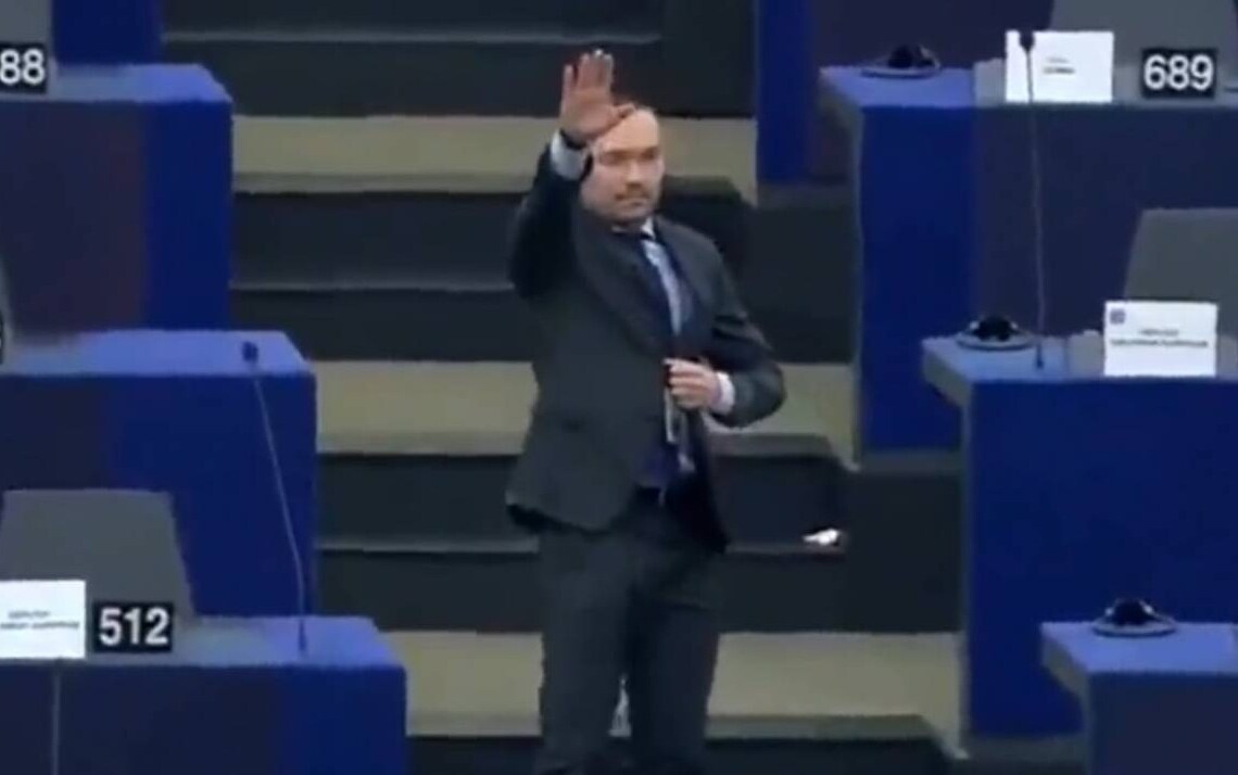 European Parliament, controversy over the fascist greeting of deputy Dzhambazki: “Misunderstanding”