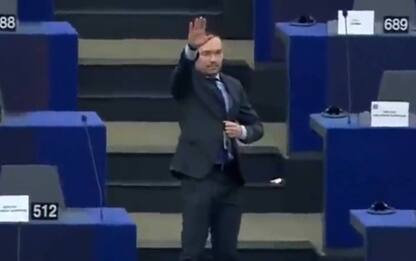Parlamento europeo, deputato Angel Dzhambazki fa il saluto fascista