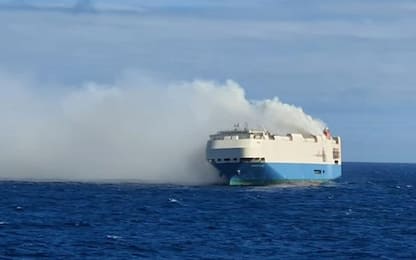 Azzorre, incendio su nave container con a bordo auto di lusso