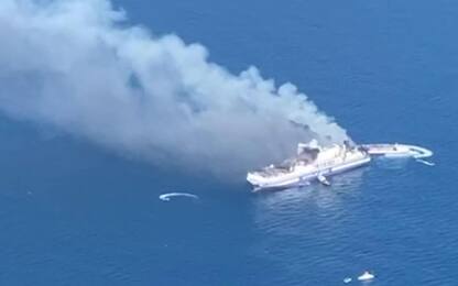 Traghetto in fiamme al largo di Corfù, si cercano dispersi