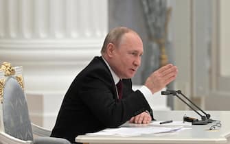 epa09775870 Russian President Vladimir Putin chairs a meeting with members of Russia's Security Council in the Kremlin in Moscow, Russia, 21 February 2022.  EPA/ALEXEI NIKOLSKY / KREMLIN POOL / SPUTNIK MANDATORY CREDIT