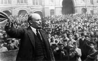 Russian communist revolutionary leader, Vladimir Lenin (1879 - 1924), giving a speech to Vsevobuch servicemen on the first anniversary of the foundation of the Soviet armed forces, Red Square, Moscow, 25th May 1919. Original Publication: People Disc - HG0194 (Photo by Keystone / Getty Images)