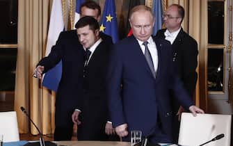 epa08057621 French President Emmanuel Macron (back), Russian President Vladimir Putin (R) and Ukrainian President Volodymyr Zelensky (L) arrive for a work session meeting during a summit on Ukraine at the Elysee Palace in Paris, France, 09 December 2019. German Chancellor Merkel, French President Macron, Ukrainian President Zelensky and Russian President Putin took part in the summit.  EPA/IAN LANGSDON / POOL