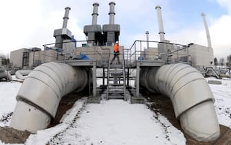 Boom consumi riscaldamento, viene dal gas naturale un quarto dell'energia che consuma l'Europa. Nella foto un gasdotto sotto la neve in Germania (a Waidhaus)