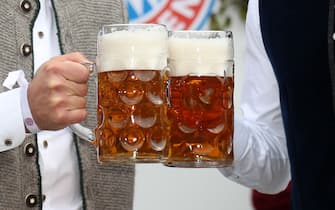 Niko KOVAC (coach FC Bayern Munich) and Hasan SALIHAMIDZIC (sports director FC Bayern Munich) with a mass beer. Football FC Bayern Munich, traditional Oktoberfest visit in the Kaefer Schenke, on 06.10.2019 in Muenchen / Germany. | usage worldwide