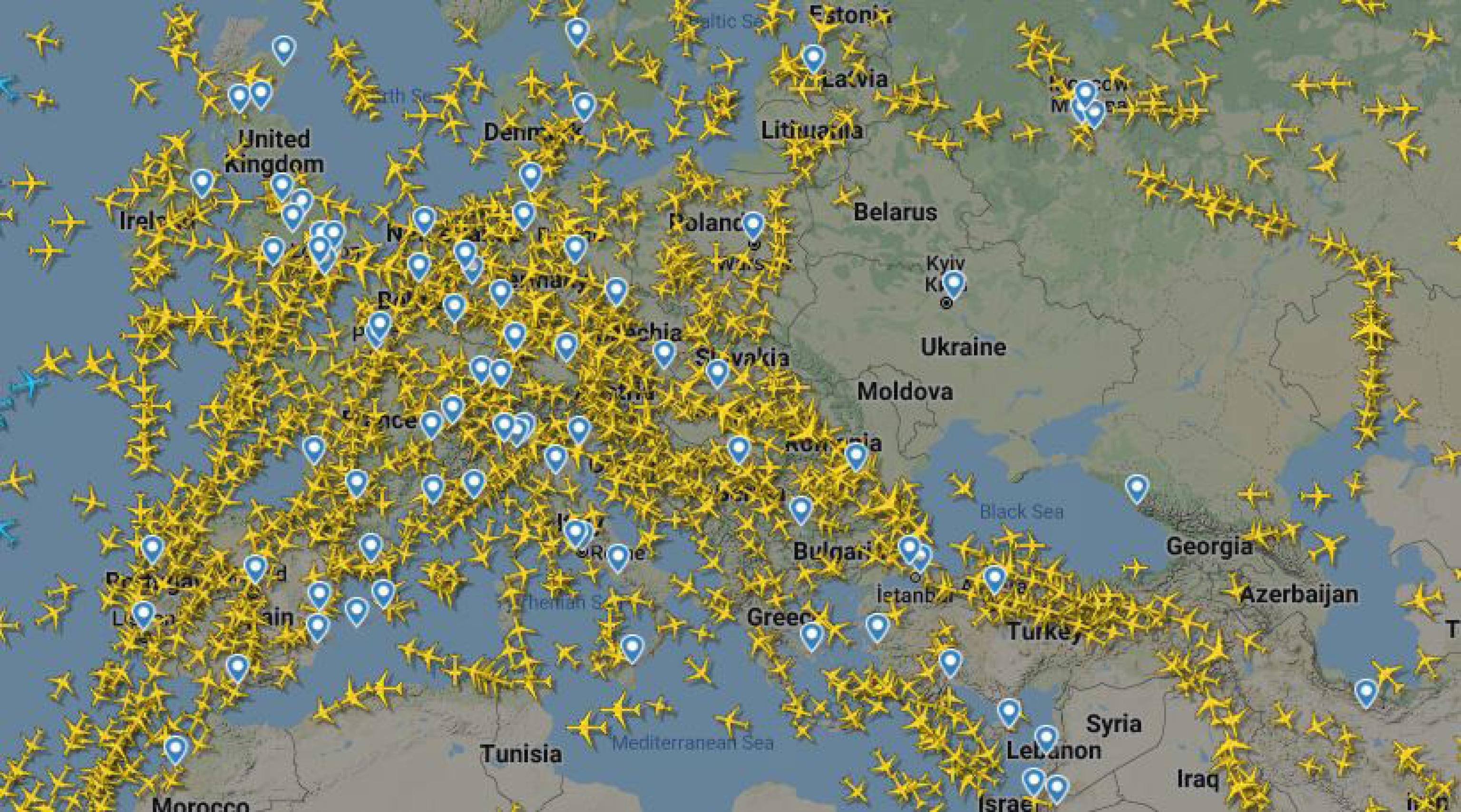 Una schermata tratta dal sito FlightRadar24 del traffico aereo sui cieli dell'Ucraina come appare in questo momento.
ANSA/FlightRadar24 EDITORIAL USE ONLY NO SALES