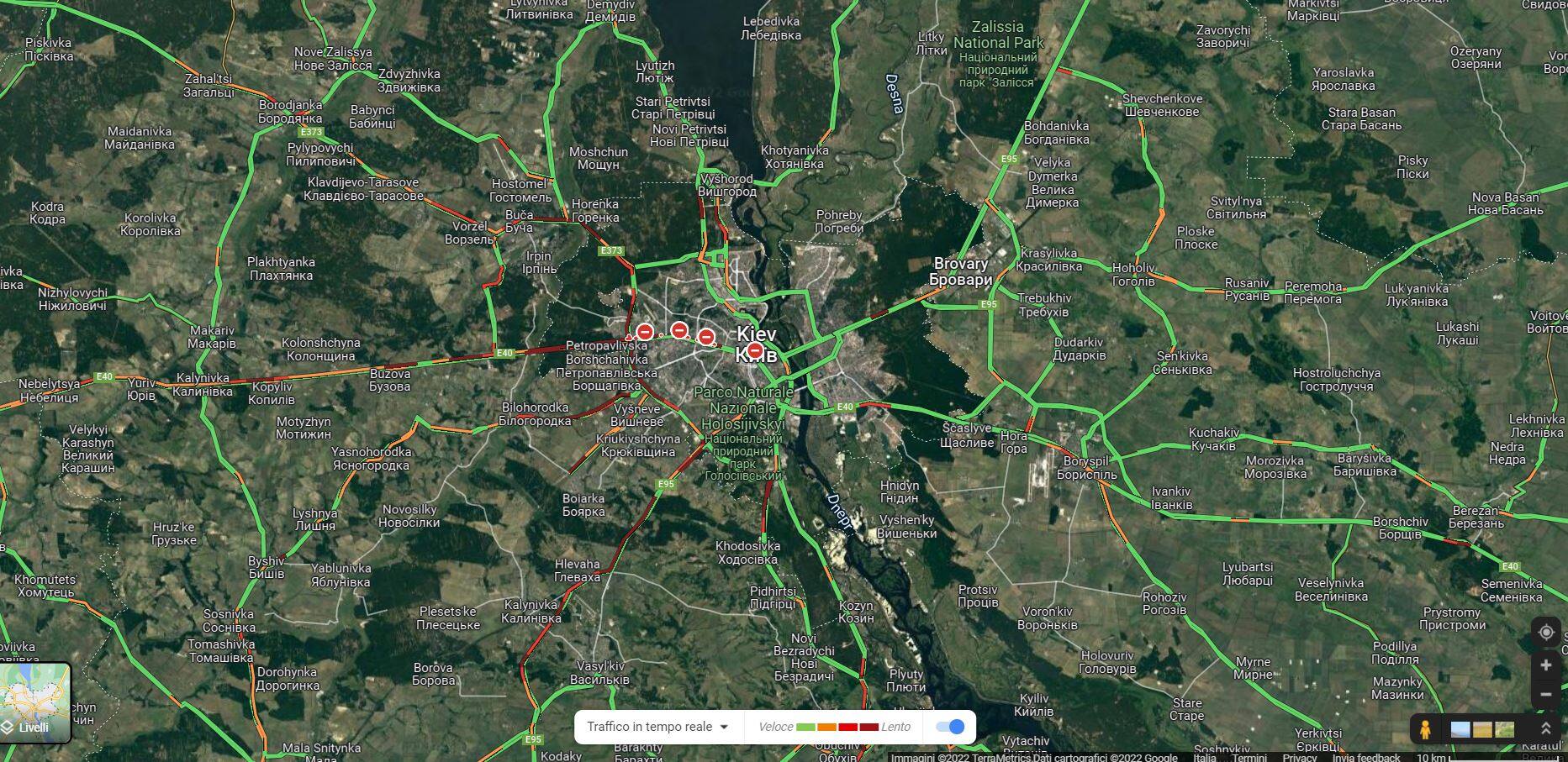 Le code di auto in uscita da Kiev in direzione ovest, verso l'Europa