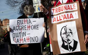 La manifestazione degli ucraini in Italia a viale Castro Pretorio nei pressi dell' ambasciata Russa. Roma 24 febbraio 2022 
ANSA/MASSIMO PERCOSSI