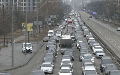 Guerra Russia Ucraina, persone in fuga da Kiev: code di auto. VIDEO