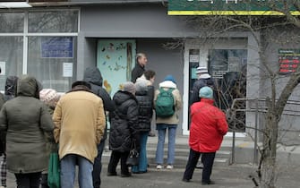 KYIV, UKRAINE - FEBRUARY 24, 2022 - People stand in a queue to the ATM, Kyiv, capital of Ukraine (Photo credit should read Yevhen Kotenko/ Ukrinform/Future Publishing via Getty Images)