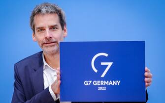 17 December 2021, Berlin: Steffen Hebestreit, Spokesman of the German Government, presents the logo for the German G7 Presidency for the coming year at the Federal Press Conference. Photo: Kay Nietfeld/dpa (Photo by Kay Nietfeld/picture alliance via Getty Images)