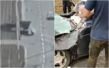 Ucraina, carro armato schiaccia auto con civile alla guida. VIDEO
