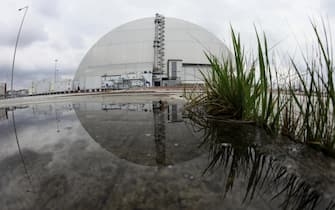epa09781709 (FILE) - New Safe Confinement covering the 4th block of Chernobyl Nuclear power plant in Chernobyl, Ukraine, 15 April 2021 (Reissued 24 February 2022). Ukrainian President Volodymyr Zelenskyy tweeted on 24 February that Russian forces are attempting to seize control of the Chernobyl nuclear power plant.  EPA/OLEG PETRASYUK *** Local Caption *** 56828889