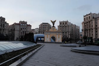 epa09784702 A general view of the empty Independence Square in Kiev, Ukraine, 25 February 2022. Russian troops launched a major military operation on Ukraine on 24 February, after weeks of intense diplomacy and the imposition of Western sanctions on Russia aimed at preventing an armed conflict in Ukraine. Martial law has been introduced in Ukraine, explosions are heard in many cities, including Kiev.  EPA/ZURAB KURTSIKIDZE