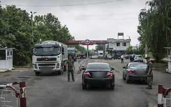 epa03737044 Russian soldiers man a border station near Benderi, in Moldovas breakaway Transnistrian province, the self-proclaimed Pridnestrovian Moldavian Republic, on 07 June 2013. Transnistria declared itself independent in 1990, an act that was followed by a war in 1992. Though the state status has remained unresolved, it boasts a government, parliament, military and currency, among others.  EPA/Zsolt Czegledi HUNGARY OUT