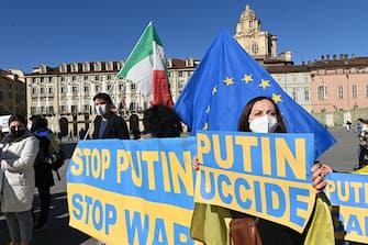 Manifestazione contro la guerra in Ucraina in piazza Castello, Torino, 26 febbraio 2022. ANSA/ALESSANDRO DI MARCO