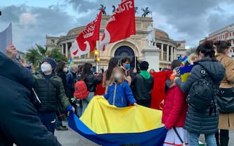 una bambina in piazza con bandiera ucraina
