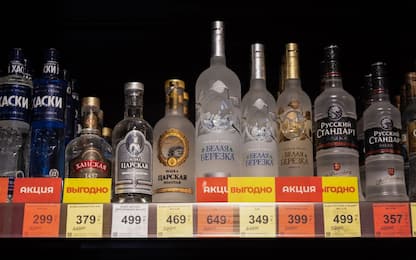 #BoycottRussia contro la vodka: ma le bottiglie arrivano dall'Europa