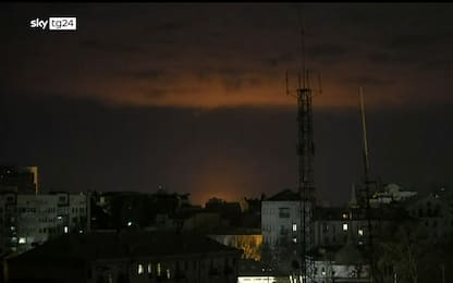 Ucraina, bombe su Kiev: bagliori nei cieli della città. VIDEO