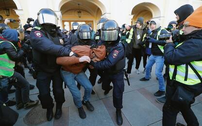 Russia, proteste contro la guerra in Ucraina: migliaia di arresti