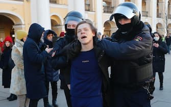 Protesters arrested by Russian police