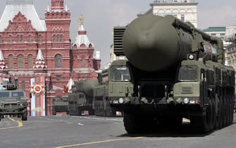 epa07553083 Russian strategic nuclear missiles Yars roll on Red square during a traditional Victory Day parade during it's final rehearsal on Red square in Moscow, Russia, 07 May 2019. Russia marks 09 May 74-th anniversary of the victory in the World War II over Nazi Germany and it's allies.  The Soviet Union lost 27 million people in the war.  EPA / MAXIM SHIPENKOV