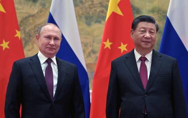 epa09726864 Russian President Vladimir Putin (L) and Chinese President Xi Jinping (R) pose for a picture during their meeting in Beijing, China, 04 February 2022. Putin arrived in China on the day of the Beijing 2022 Winter Olympic Games opening ceremony.  EPA/ALEXEI DRUZHININ / KREMLIN / SPUTNIK / POOL MANDATORY CREDIT