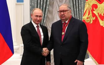 November 27, 2018 - Moscow, Russia - November 27, 2018. - Russia, Moscow. - President of Russia Vladimir Putin and founder of USM Holding Alisher Usmanov awarded with the 3rd degree Order For Merit to the Fatherland at the presentation of state decorations at the Kremlin's Yekaterininsky Hall. (Credit Image: Â© Russian Look via ZUMA Wire)