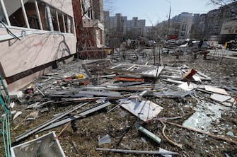epa09792061 A general view of debris a day after a shelling on a residential area in Kiev, Ukraine, 28 February 2022. Russian troops entered Ukraine on 24 February prompting the country's president to declare martial law and triggering a series of severe economic sanctions imposed by Western countries on Russia.  EPA/SERGEY DOLZHENKO
