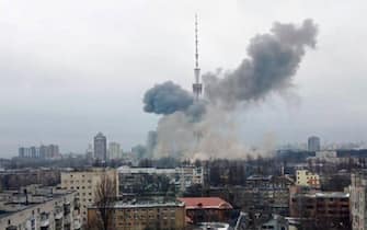 ++ Ukraine: media, Russians hit the Kiev TV tower ++ The channels stopped broadcasting for a few minutes ROME (ANSA) - ROME, 01 MAR - The Russian armed forces hit the Kiev TV Tower.  The country's television channels stopped broadcasting a few minutes ago.  This was announced on Twitter by the local media The Kyiv Independent.