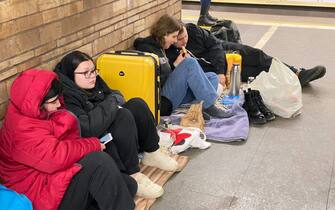 Profughi ucraini in una stazione della metropolitana