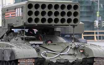 YEKATERINBURG, RUSSIA - JUNE 20, 2020: A TOS-1A Solntsepyok multiple rocket launcher takes part in the dress rehearsal of the Victory Day military parade marking the 75th anniversary of the victory over Nazi Germany in World War II. Victory Day parades across Russia have been postponed from May 9 to June 24 due to restrictions imposed to prevent the spread of the novel coronavirus. Donat Sorokin/TASS (Photo by Donat Sorokin\TASS via Getty Images)