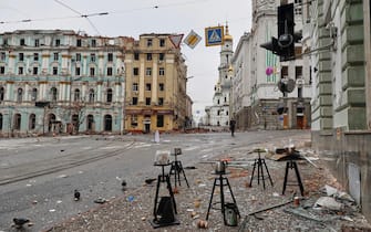 epa09798988 General view of damages after the shelling of buildings in downtown Kharkiv, Ukraine, 03 March 2022. Russian troops entered Ukraine on 24 February prompting the country's president to declare martial law.  EPA/SERGEY KOZLOV