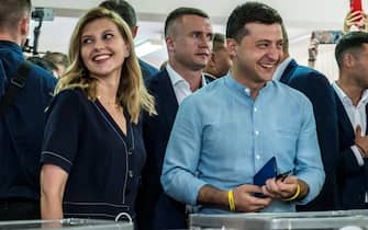 KIEV, UKRAINE - JULY 21: Olena Zelenska (L) and her husband, Ukrainian President Volodymyr Zelenskiy (R), casts their ballots in parliamentary elections on July 21, 2019 in Kiev, Ukraine.  Zelenskiy used his inaugural speech by him two months ago to call for snap elections, and is hoping that his Servant of the People party will win an outright majority of seats in the Verkhovna Rada, Ukraine's parliament.  (Photo by Brendan Hoffman / Getty Images)