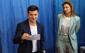 April 21, 2019 - Kyiv, Ukraine - Presidential candidate Volodymyr Zelenskyi holds his ballot paper in the presence of his wife Olena Zelenska at polling station N800489 during voting in the second round of the 2019 presidential election, Kyiv, capital of Ukraine, April 21, 2019. Ukrinform. (Credit Image: Â© Ovsyannikova Yulia/Ukrinform via ZUMA Wire)