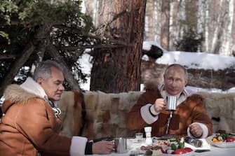 epa09087603 Russian President Vladimir Putin (R) and Defense Minister Sergei Shoigu spend their leisure time in the Siberian Federal District, Russia, 21 March 2021. EPA / ALEXEI DRUZHININ / SPUTNIK / KREMLIN POOL MANDATORY CREDIT
