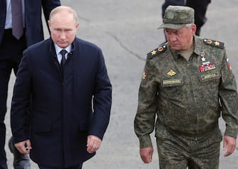 epa09465718 Russian President Vladimir Putin (L) and Russian Defense Minister Sergei Shoigu (R) attend the main stage of the Zapad-2021 (West-2021) joint military drills held by Russia and Belarus, at Mulino training ground in Nizhny Novgorod region, Russia , 13 September 2021. The exercises take place in Russia and Belarus from 10 to 16 September.  EPA / SERGEI SAVOSTYANOV / KREMLIN POOL / SPUTNIK POOL / POOL MANDATORY CREDIT