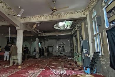 Pakistan, esplosione in una moschea a Peshawar: almeno 56 morti
