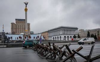 epa09798785 Czech hedgehog block a street in downtown Kiev (Kyiv), Ukraine, 03 March 2022. Russian troops entered Ukraine on 24 February prompting the country's president to declare martial law and triggering a series of announcements by Western countries to impose severe economic sanctions on Russia .  EPA / ZURAB KURTSIKIDZE