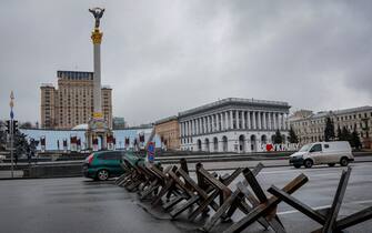 epa09798785 Czech hedgehog block a street in downtown Kiev (Kyiv), Ukraine, 03 March 2022. Russian troops entered Ukraine on 24 February prompting the country's president to declare martial law and triggering a series of announcements by Western countries to impose severe economic sanctions on Russia.  EPA/ZURAB KURTSIKIDZE