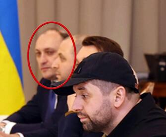 ++ Media Ucraina, 007 Kiev uccidono loro negoziatore, era spia + I servizi segreti ucraini (Sbu) hanno ucciso un componente (cerchiato in rosso) della squadra negoziale ucraina con l'accusa di tradimento. Secondo fonti del media di Kiev Ukrainska Pravda, l'uomo è stato ucciso durante un tentativo di arresto, 05 marzo 2022. La stessa fonte rivela che c'erano "forti prove" che stava divulgando informazioni alla Russia. ANSA/SERGEI KHOLODILIN/BelTA +++HANDOUT / MANDATORY CREDIT / EDITORIAL USE ONLY / NO SALES+++