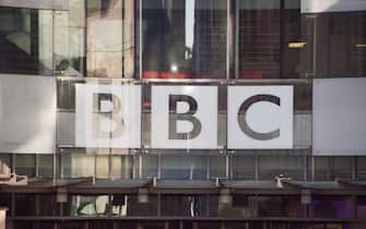 LONDON, UNITED KINGDOM - 2022/01/17: The BBC logo is seen at the entrance at Broadcasting House, the BBC headquarters in central London.  The UK government has announced it will freeze the broadcaster's budget for the next two years and will end the license fee in 2027. (Photo by Vuk Valcic / SOPA Images / LightRocket via Getty Images)